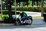 Tài xế, shipper sốc nhiệt vì nắng - mưa thất thường ở TP.HCM, Hà Nội