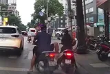 Xác minh kẻ đi xe máy không đội mũ bảo hiểm, cố tình ‘húc’ một phụ nữ
