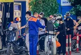Giá xăng tăng hơn 5.000 đồng/lít trong đêm