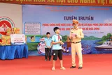 CSGT đường thủ Phú Thọ trực tiếp hướng dẫn học sinh kỹ năng phòng tránh đuối nước