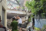 Nhà đang sửa bỗng nhiên đổ sập ở Thanh Xuân