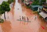 Lạng Sơn lũ dâng cao, nhà dân chìm trong biển nước