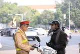 Người dân đang chờ cấp, đổi giấy phép lái xe mà bị CSGT kiểm tra thì sẽ thế nào?