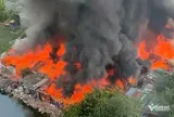 Dãy nhà trọ tự phát ở Hà Nội bùng cháy dữ dội sau tiếng nổ