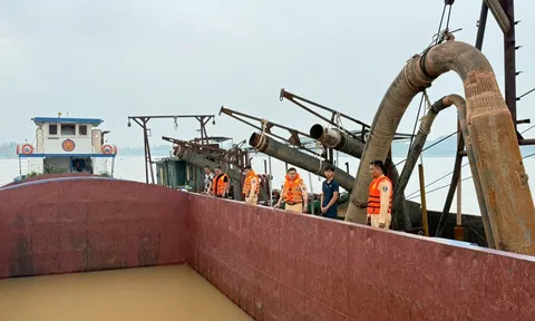 Hà Nội: Lực lượng CSGT phát hiện, xử lý tàu hút cát không gắn biển số