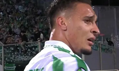 Antony bật khóc