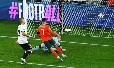 Ronaldo ghi bàn quyết định đưa Bồ Đào Nha vào chung kết Nations League