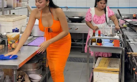 Chủ quán Thái Lan mặc gợi cảm để hút khách