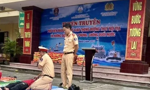 CSGT đường thủy trang bị kỹ năng phòng, chống đuối nước cho học sinh