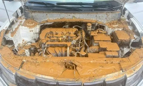 Ôtô 'ngâm' bùn nước sau bão lũ - chi phí có thể bằng nửa giá trị xe