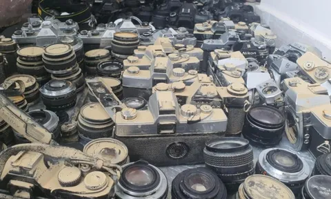 Kho máy ảnh hơn nửa tỷ đồng hỏng nặng sau lũ tại Nha Trang