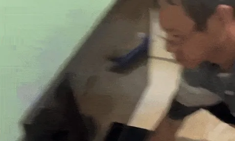 Mệt mỏi vì đồ điện ngập bùn sau lũ, ông bố Nha Trang rửa tivi gây sốt