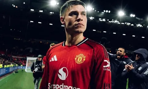 Tiền vệ MU gây phẫn nộ