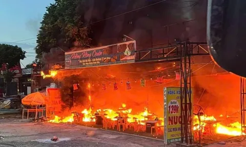 Nhà hàng bốc cháy ở Hà Nội