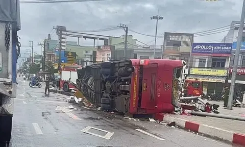 Lật xe khách giường nằm, nhiều người bị thương