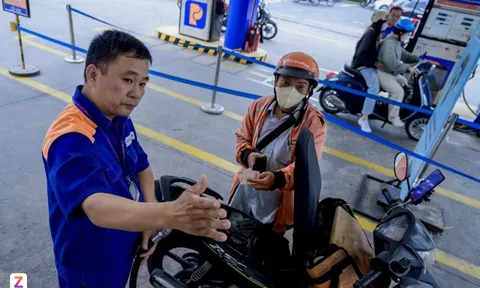Giá xăng E10 vượt 27.000 đồng/lít, dầu diesel vượt 30.000 đồng/lít
