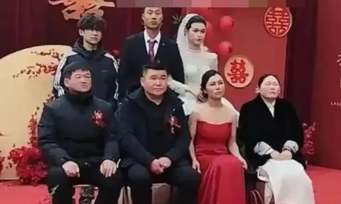 Dự đám cưới, mẹ cô dâu diện trang phục "lạ" gây tranh cãi
