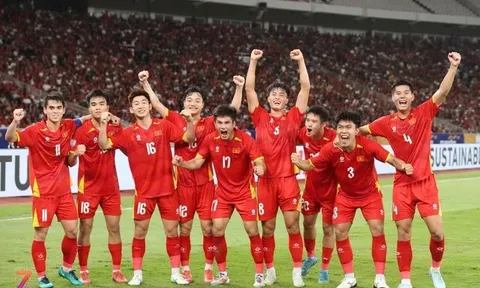 HLV Kim Sang-sik vái lạy trọng tài như bề trên