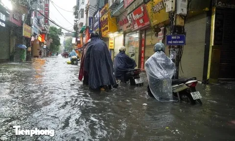 Mưa lớn kéo dài, nhiều tuyến phố Hà Nội ngập sâu