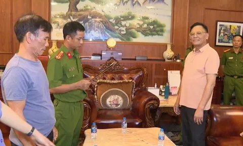 Cận cảnh khám xét, bắt khẩn cấp 'bầu' Đoan