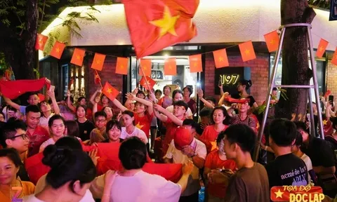 Dòng người nhuộm đỏ phố phường Hà Nội chờ xem diễu binh 2/9