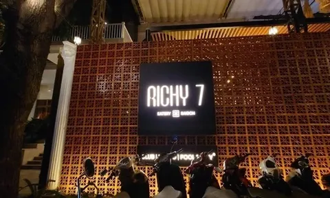 Bắt nhóm người nước ngoài điều hành nhà hàng chứa mại dâm ở TP.HCM