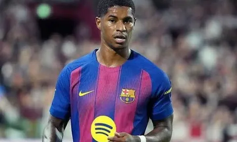 Siêu nhân Rashford tỏa sáng, CĐV MU đòi sa thải Amorim