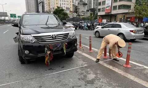 Tài xế say xỉn lái ôtô nổ lốp đi ngược chiều ở Vành đai 3 trên cao