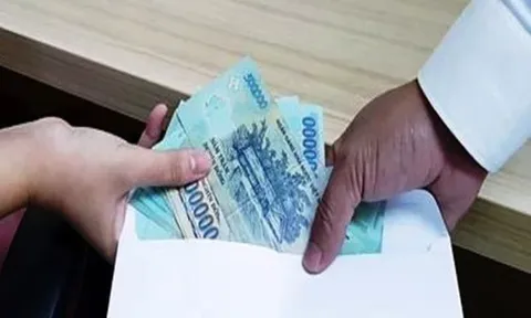Cựu kiểm sát viên thay đổi lời khai, thừa nhận cầm 2 tỷ đồng