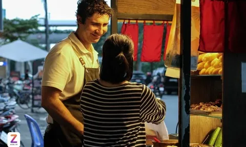 Anh Tây bán bánh mì xe đẩy, giúp khách luyện IELTS ở TP.HCM