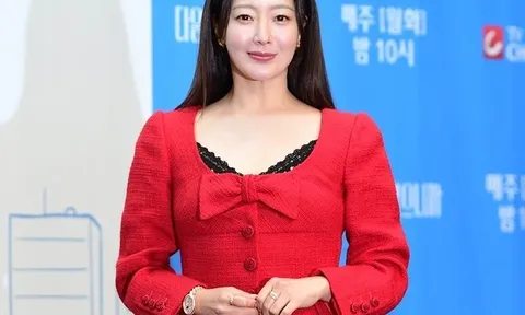 Kim Hee Sun ở tuổi 48