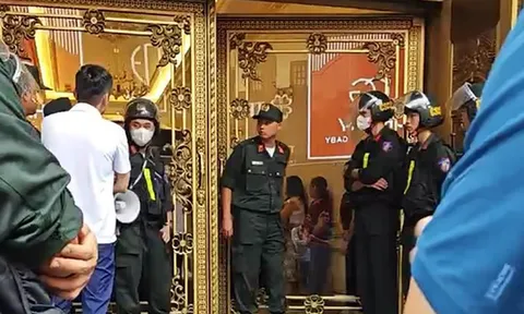 Cảnh sát khám xét 3 quán karaoke tại Hà Nội