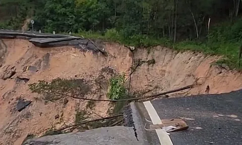 Đèo Mimosa gãy đôi trong đêm, xe khách 45 chỗ dừng trước miệng vực