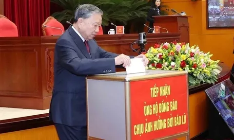 Tổng Bí thư Tô Lâm và các đại biểu quyên góp ủng hộ đồng bào