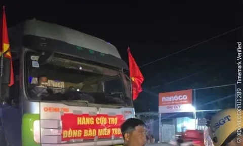 Xử lý xe container chở hàng quá tải ghi chữ 'cứu trợ miền Trung'