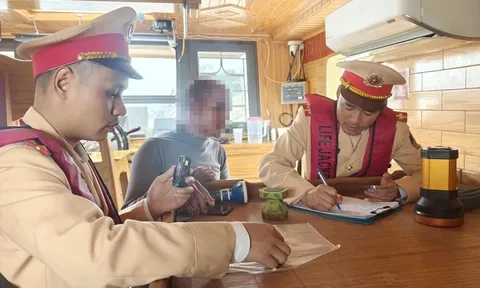 CSGT đường thủy Hà Nội xử lý nghiêm tàu thuyền vi phạm trên sông