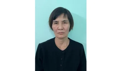 Người phụ nữ ép nữ sinh quỳ giữa phố ở Hà Nội