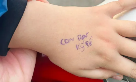 'Phao thi' của mẹ ghi trên tay bé lớp 1