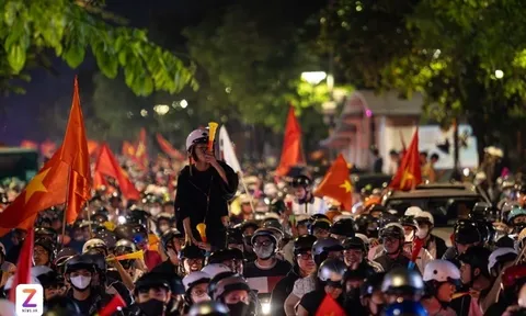 CĐV 'đi bão' xuyên đêm ở TP.HCM khi U23 Việt Nam vào bán kết