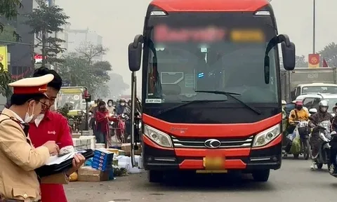 Nhồi nhét 50 người trên ôtô 21 chỗ, chủ xe và tài xế bị phạt 217 triệu