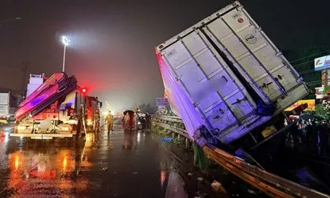 Tàu hỏa SE3 kéo lê xe tải trong đêm ở Hà Nội