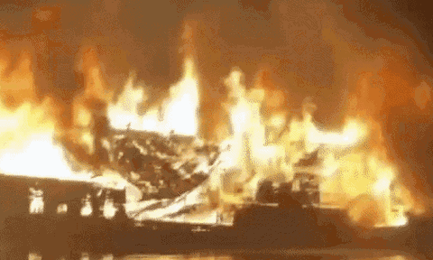 Tàu du lịch bị cháy trên vịnh Hạ Long