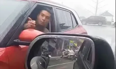 Ôtô đi ngược chiều, tài xế còn thách thức 'đỗ đến mai'