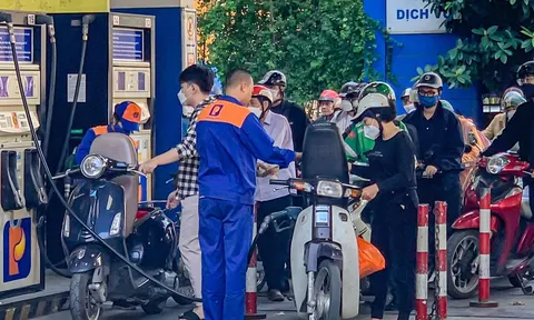 Giá xăng tăng hơn 5.000 đồng/lít trong đêm