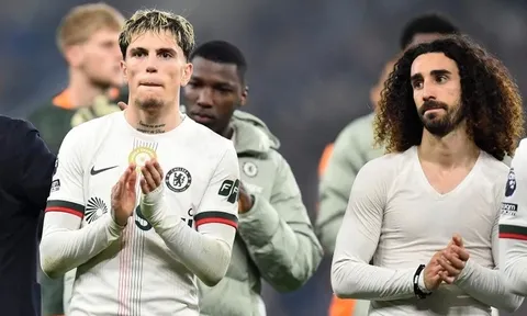 Món quà ý nghĩa từ Chelsea, Liverpool tặng cho MU