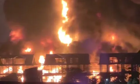 Nhà xưởng ở Đông Anh bốc cháy dữ dội