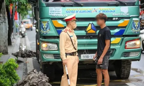 Phạt gần 35 triệu đồng tài xế xe chở quá khổ, tạo 'bẫy' trơn trượt