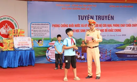 CSGT đường thủ Phú Thọ trực tiếp hướng dẫn học sinh kỹ năng phòng tránh đuối nước