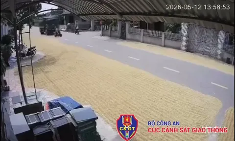 Cục CSGT cảnh báo việc phơi thóc lúa trên đường dẫn đến tại nạn giao thông