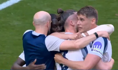 Trụ hạng thành công; Tottenham ăn mừng như vô địch Premier League